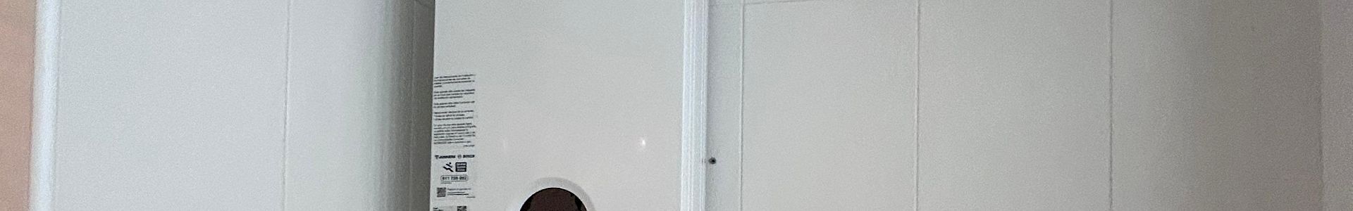 Se ha instalado un nuevo calentador de gas Bosch en el cuarto de servicio.