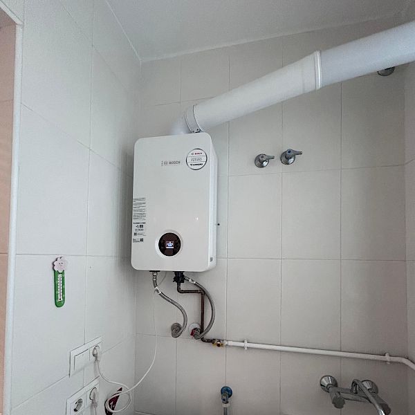 Se ha instalado un nuevo calentador de gas Bosch en el cuarto de servicio.