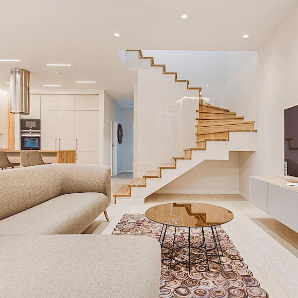 Nuestros servicios de construcción abarcan una amplia gama de trabajos, desde el vertido de cimientos y la instalación estructural hasta los acabados y reparaciones. Garantizamos alta calidad, fiabilidad y siempre cumplimos con los plazos acordados.