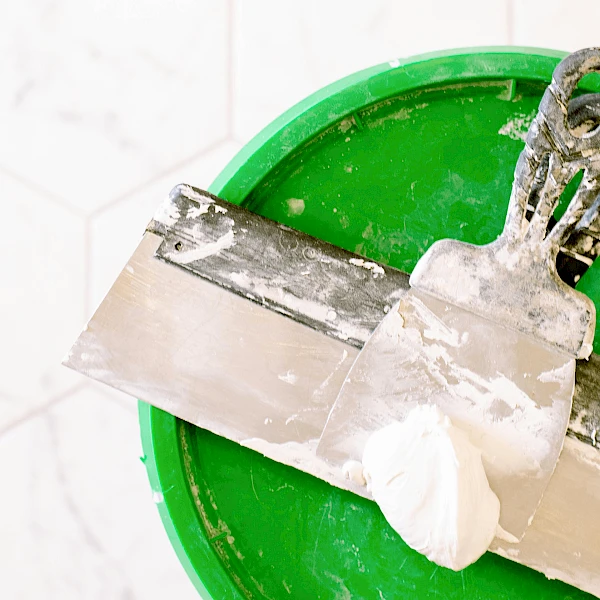 Servicios profesionales de instalación de baldosas y suelos para interiores y exteriores: mármol, baldosas, parquet, vinilo y laminado. Póngase en contacto con nosotros para obtener más información.